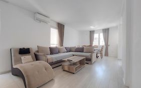 Family Three Bedroom Apartment Brando